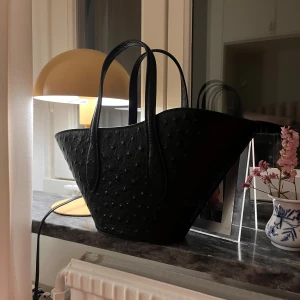 Little Liffner small tulip tote bag - Helt ny äkta little liffner väska, liten men ganska bred så får ändå plats med mobil osv i den. Ordinarie pris 3500kr men vill bli av med den eftersom jag köpte fel så säljer mycket billigare. Riktigt kap. Skriv för mer bilder och andra frågor. <333