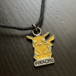 Pikachu halsband, pokemon, anime, manga, barn - Justerbart halsband med Pikachu berlock. Längd upp till: 69 cm, hänge höjd: 2 cm.