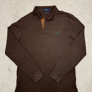 Långärmad Pike från Ralph Lauren - Märke: Ralph Lauren Storlek: M Färg: Mörkbrun Skick: Mycket bra skick Passform: Slim fit