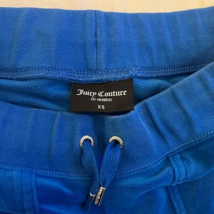 Juicy Counture Byxor  - Säljer mina juicy byxor i storlek xs då jag ej andvänder dom längre. Dem är i väldigt fint skick andvända få gånger. Priset är ej hugget i sten☺️