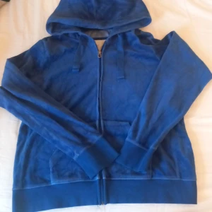 Blå hoodie från H&M L.O.G.G. - Säljer en snygg blå hoodie från H&M:s L.O.G.G.-kollektion. Den är i storlek L och har en dragkedja framtill samt en mysig huva. Den är köpt secondhand och är inte i ny skick!💗