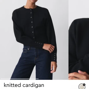 Kofta Ginatricot  - Jättefin kofta från ginatricot💗 Bara använd nångång, slutsåld på gina  Säljer den i svart🖤 Köpt för 399kr