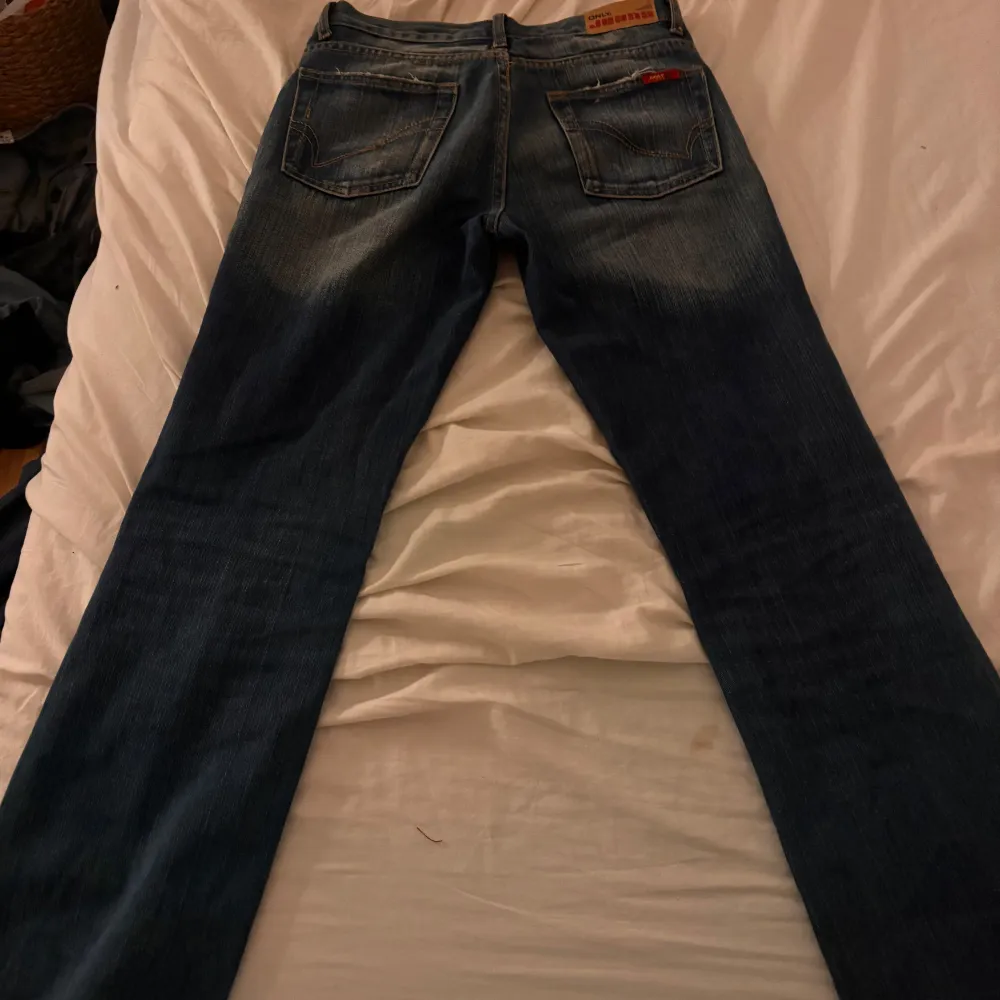 Dessa jeans köpte jag på en second hand och de var i perfekt skick, sen den dagen de köptes har de andvänts 2 gånger om inte mindre.skriv om ni har fråga. Jeans & Byxor.