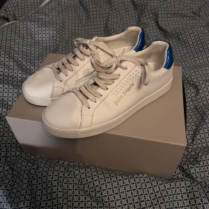 Palm Angels skor - Feta Palm angels skor, skorna är använda men ser nästan nya ut. Nypris:4200kr Skick:8/10 Dm om intresserad.