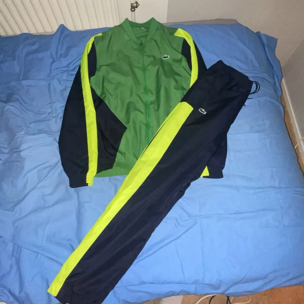 Lacoste tracksuit storlek S, använd 3 gånger . Sportswear.