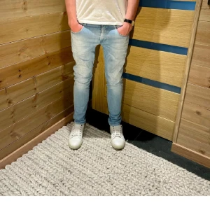 Replay Anbass -  Tja säljer just nu dessa jeans från Replay i modellen Anbass som passar till allt! Passform - slim. Modell-183 (70kg).