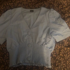 Blus t-shirt - Skriv för testbilder🩵
