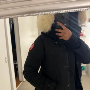 Canada Goose - Hej! Säljer min canada goose jacka köpt 2021 fortfarande i bra skick. XS men passar S  ena fickan är sönder