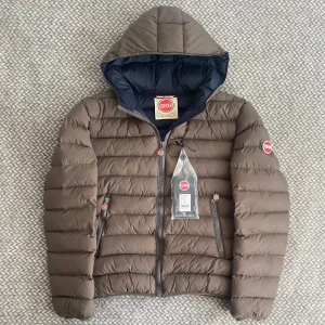 Colmar jacka - Mörkgrön dunjacka från Colmar. Storlek M, sitter som en S/M. Använd men i mycket fint skick. Inga hål eller slitningar. Hör gärna av dig vid frågor eller fler bilder😉👊🏽