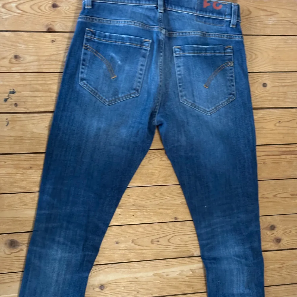 Dondup jeans gjorda i Italien högkvalite jeans skulle säga att dem är 8/10 i kvalite dem kostar 3500 nya dem passar dig som är 165-173 cm lång och dem är lite tajtare än w31 funkar bra på dig som har . Jeans & Byxor.