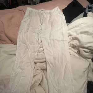 Linne byxor från Zara - Skit snygga linne byxor från Zara för män, sitter riktigt snyggt och matchar bra med en vit t-Shirt. 