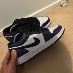 Jordan 1 low court purple  Storlek 42,5 Helt oanvända  Pris 800 