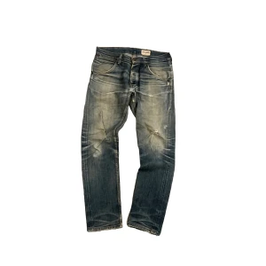Vintage Wrangler Jeans - Säljer dessa tvär sköna wrangler jeans👀 Typ straight/bootcut fit o runt w31-32😵‍💫 väldigt unika i sitt slitage😻 skriv till mig ifall du har fler frågor 🥰🥰
