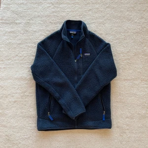 Patagonia fleecejacka  - Säljer denna galet trendiga fleecejacka från Patagonia. Den är knappt använd och perfekt för kyliga höstdagar. Size - M | Skick - 8/10 | Vid eventuella frågor eller funderingar tveka inte att höra av dig 😊