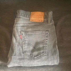 Levis jeans - Säljer dessa riktigt feta Levis jeans, de är i storlek W34/L34 men sitter som W32/L32. Modellen är 511 vilket är slim. Skriv vid funderingar och skicka gärna prisförslag.