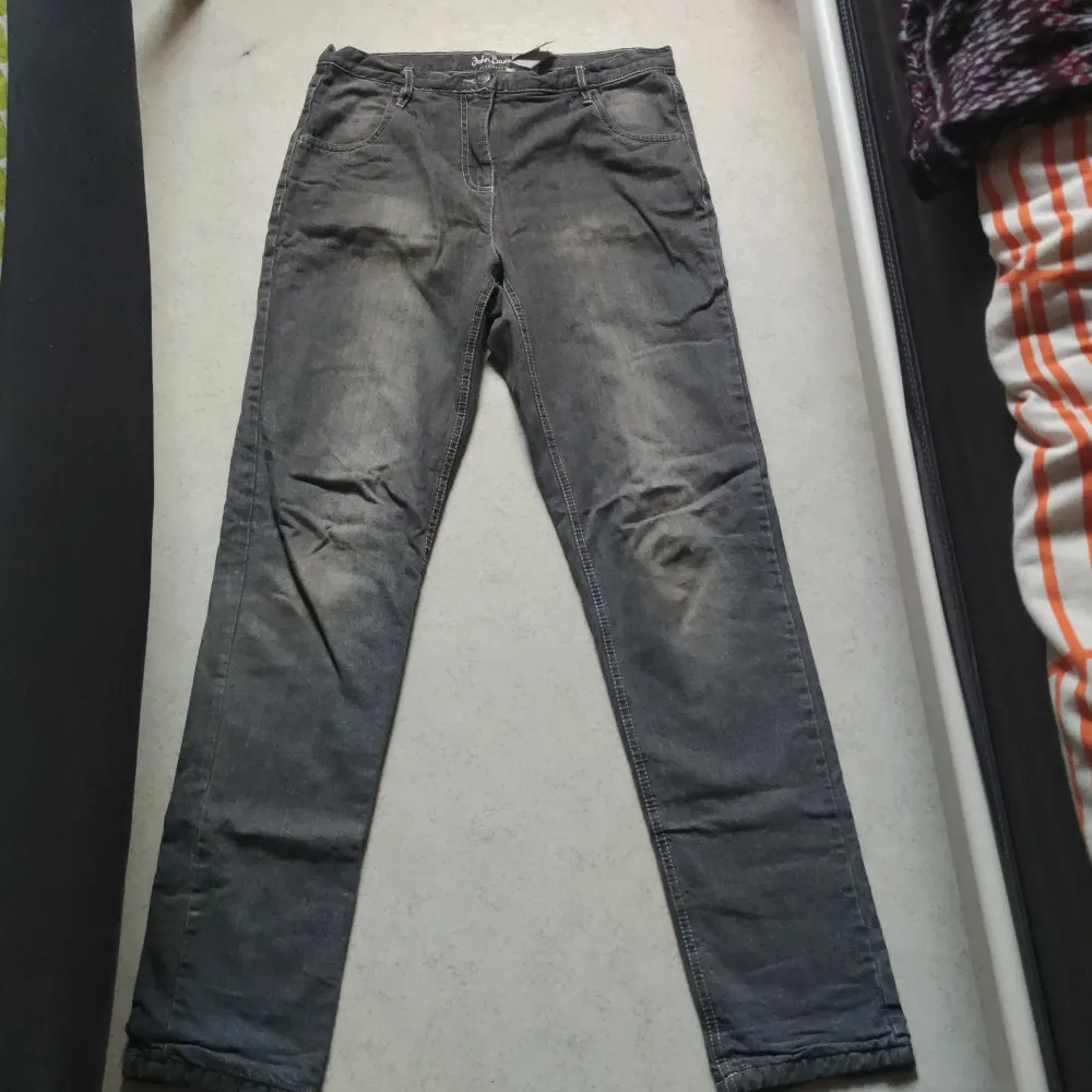 De fungerar bra behövs bara tvättas och använda strykjärn då ser de perfekta ut och kan anvmndas. Jeans & Byxor.