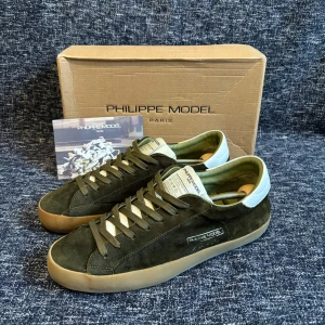 Philipe model sneakers  - Säljer ett par riktigt sjyssta philipe model i en sällsynt model  ! Nyskick , stl 42 ! Allt på bilderna följer med vid köp ! Dm vid intresse !