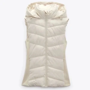 Zara väst - Säljer min Zara väst till ett rimligt priseftersom den inte kommit till användning på ett bra tag. Västen har fickor på sidan med dragkedja och är varm och fodrad. Sitter super snyggt och gör midjan slim. Ett måste för höst- och vårgarderoben!