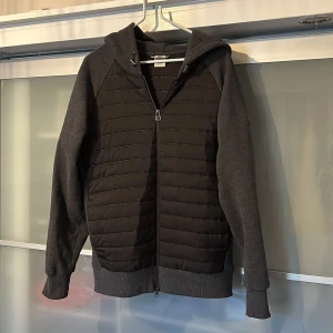 Colmar cardigan - Tja säljer denna feta Colmar cardigan, extremt skön och stilig perfekt nu till hösten tidig vinter. Mina fläck som nog går bort inget som syns riktigt syns pp sista bilden. Hör av vid funderingar