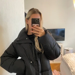 Pufferjacka från H&M - Jättefin jacka, sparsamt använd  Varm och skön till vintern  Jag bär vanligtvis S-M så den är oversized 