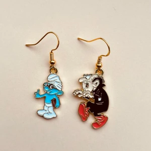 Smurfar örhängen  - Nickelfria krokar. Hämtas i Hornstull i Stockholm eller skickas mot fraktkostnad. ☀️