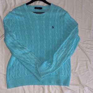 Kabelstickad Ralph lauren tröja - En snygg Kabelstickad tröja från Ralp lauren i storleken M men passar L med👍🏼🔥 (skick 9/10✅) (nypris 2000 mitt pris 399)✅ priset går att diskuteras 🔥
