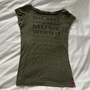 Grön tröja  - Cool tröja som sitter jätte snyggt på kroppen som passar skit bra med lågmidjade jeans ! 