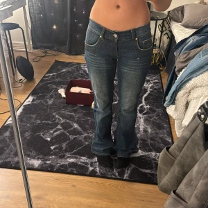 Lågmidjade jeans  - Säljer ett par superfina mörkblå lågmidjade jeans som är utslängda🌸 Storlek XS/S Innerbenslängd: 80 cm  Midjemåttet platt: 38 cm  Mått från grenen upp: 17 cm 