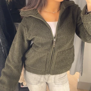 Teddyjacka - Säljer denna jätte fina Teddy jackan i färgen grön den är helt ny och pris går att diskuteras den är i storlek s  den har ett litet sy märke men de syns inte 