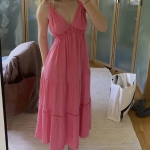 Fin sommarklänning från Bershka - Säljer den drömmigaste sommarklänningen ever från bershka i storlek S! Säljer den då den inte kommer till användning längre🥰Lånade bilder förekommer!  Hör av er vid frågor eller intresse🥰🫶🏻Nypris 500! (frakt ingår!)