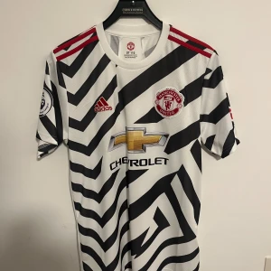 Manchester united tröja - Man uniteds tredjeställ med Wan Bissaka Storlek M   Manchester united, man utd, fotboll, wan bissaka, premier league, fotbollströja, adidas, nike