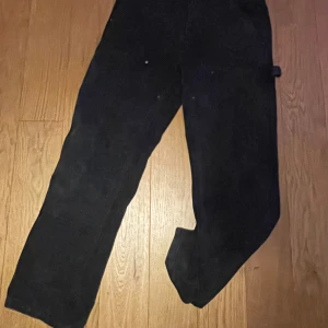 Carhartt dubble knee - Säljer ett par carhartt dubble knee byxor loose\baggy, väldigt bra skick 10/10 äkta. Priset kan diskuteras vid snabb affär bara o höra av sig