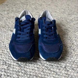 Skor blåa Diadora blåa - Storlek 41 Sparsamt använda 
