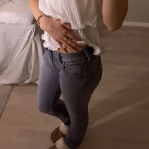 grå pepe jeans bootcut - Snygga fickor 