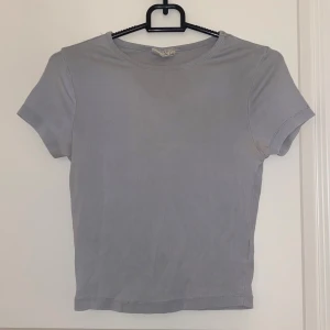 Tight tröja  - Ljusblå tight tröja från Gina🫶🏼Färgen är som på andra bilden, vet inte varför den såg mörkare ut på första🤗