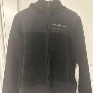 Sail racing fleece - Helt ny Sail racing fleecejacka, använd kanske en gång. Pris 1000 och storlek S skriv för intresse. Den är för både män/dam passar båda. Kan tänka mig o frakta