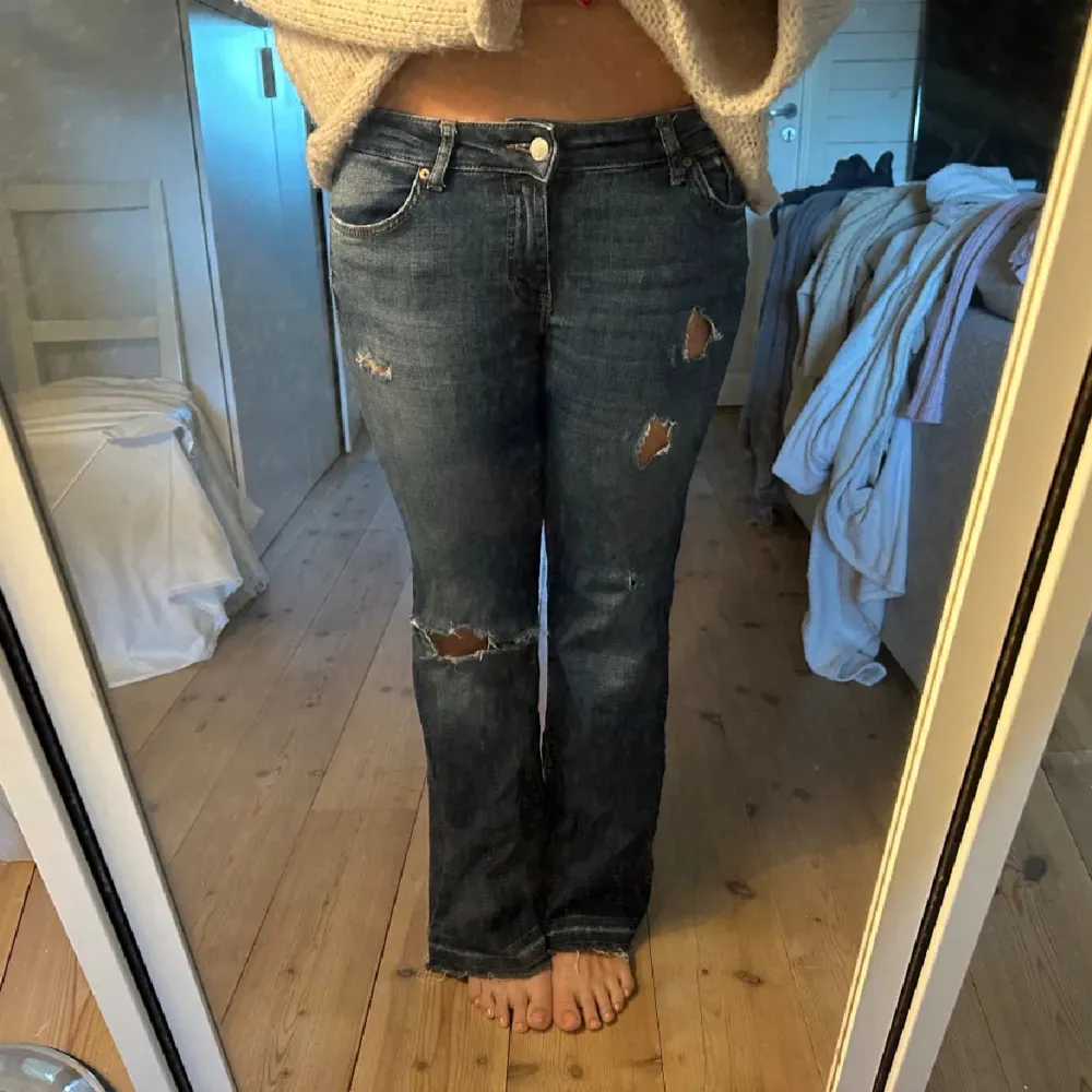 jättefina only jeans som jag köpte på plick(bilderna från förra ägaren) men dom passade inte mig tyvärr! passar någon som är 165 eller under 165! sitter som en storlek 38 eller M! . Jeans & Byxor.