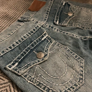 True Religion Jeans - Super feta Ljusblå True Religions i väldigt bra skick. Modellen är Joey Super T. Fin stitching och passform