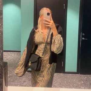 Adoore - Säljer denna populära klänningen från Adoore, i superfint skick. Storlek 38 men är insydd i midjan, så skulle säga att den botsvarar en storlek 36. 🤎 Nypris 1695kr