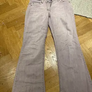 Bootcut Jeans som är super snygga! De är mer lila i verkligheten är på bild