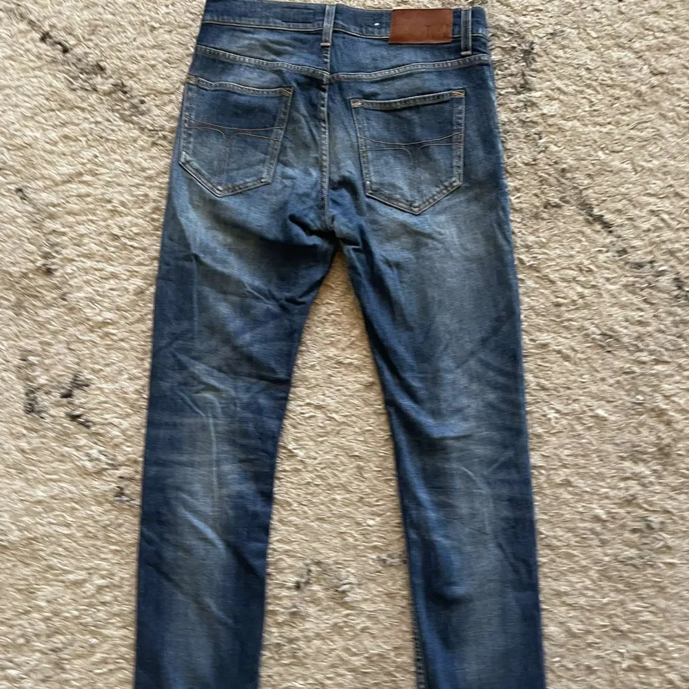 Säljer ett par tiger of sweden jeans som är jätte bra skick, kan diskutera pris(ny pris 1899kr). Jeans & Byxor.