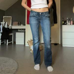 Snygga Lågmidjade jeans från Calvin Klein. Passar mig som vanligtvis har S. Midjemått: 39 Innerbenslängd: 79