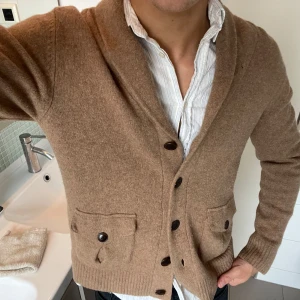 Gant cardigan - Gant cardigan i merinoull | Bra skick men två små hål/revor på kragen, inget som märks | Hör av er om ni har några frågor eller funderingar!