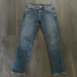 Nudie jeans - Dessa blå nudie jeans har passformen straight men enligt mig är det lite mer åt Slim hållet. Dom kostade 1800 och jag säljer dom mycket billigare för endast 549. Skicket är 10/10 och det finns inga tecken på användning🔥