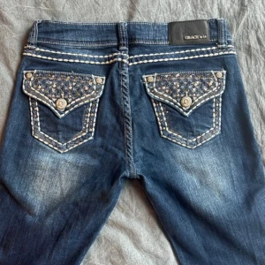 Lågmidjade jeans  - Fint skick, typ som nya. Innerbensöm: 73 cm. Midja 68cm