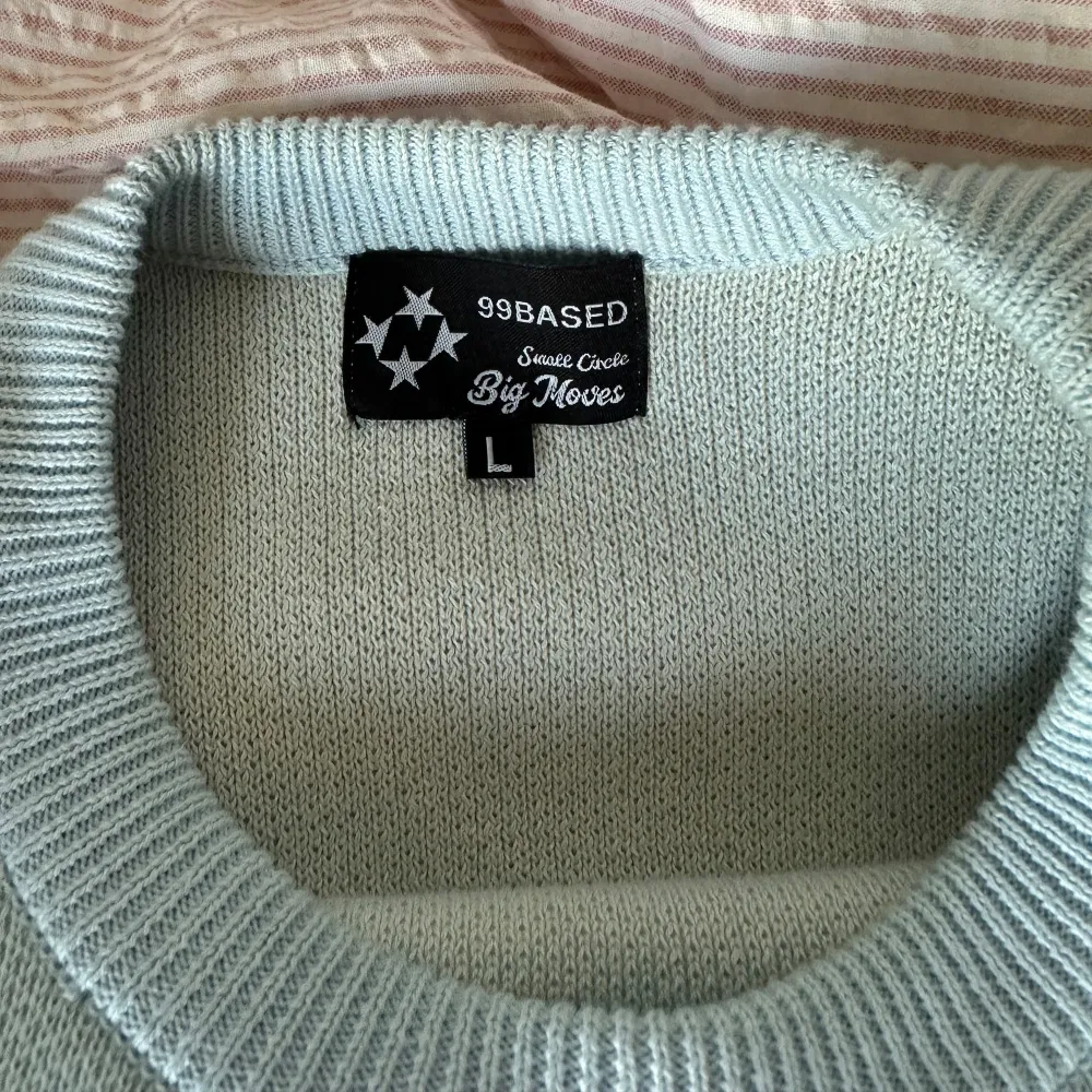 Sjukt skön ljusblå sweatshirt. 99based limited edition Nypris 1000 Pris 500. Hupparit & Collegepaidat.