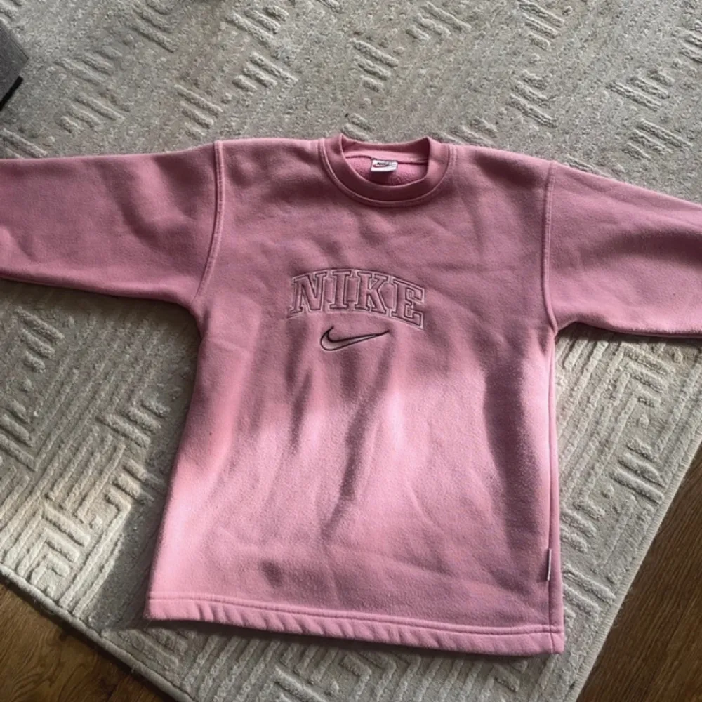 Säljer en superfin rosa sweatshirt från Nike (vintage) . Tröjor & Koftor.