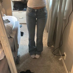 Lågmidjade jeans från Gina  - Lågmidjade jeans från Gina som nästan aldrig har använts