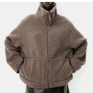 Teddy jacka från hm  - Säljer denna jackan från hm i oanvänt skick storlek S💕