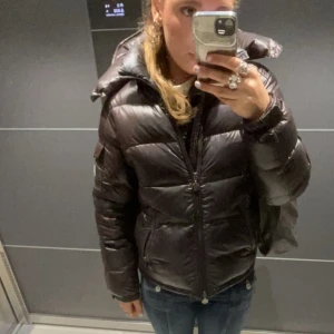 Moncler jacka - Säljer nu min moncler jacka som är i storlek 2 som är s/m. Den är i färgen mörkbrun men det svart ut i vissa ljus. För fler funderingar kom privat💕